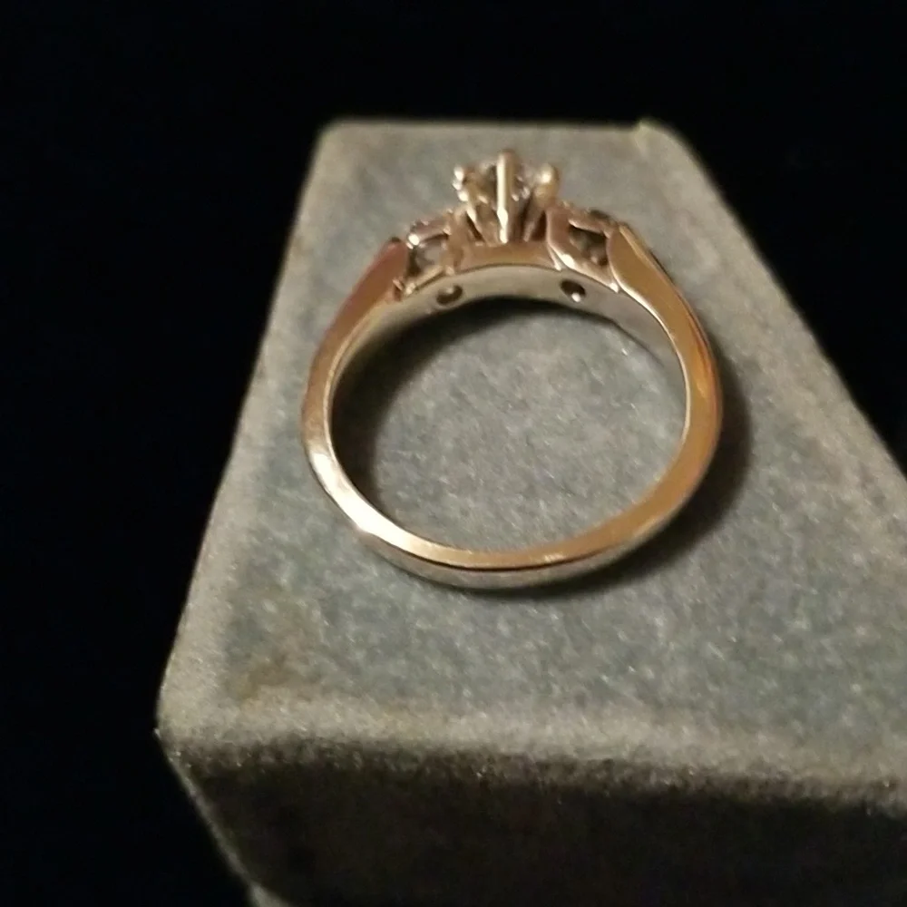 18K gold ring with 3 Beautiful Diamonds - Picture 4 of 13